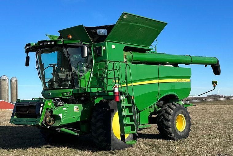 2013 John Deere S680S STS  combine